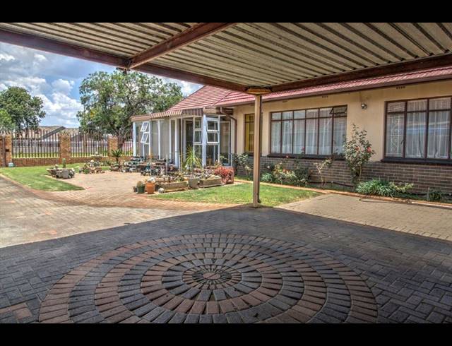 3 BEDROOM HOUSE FOR SALE IN KEMPTON PARK AH